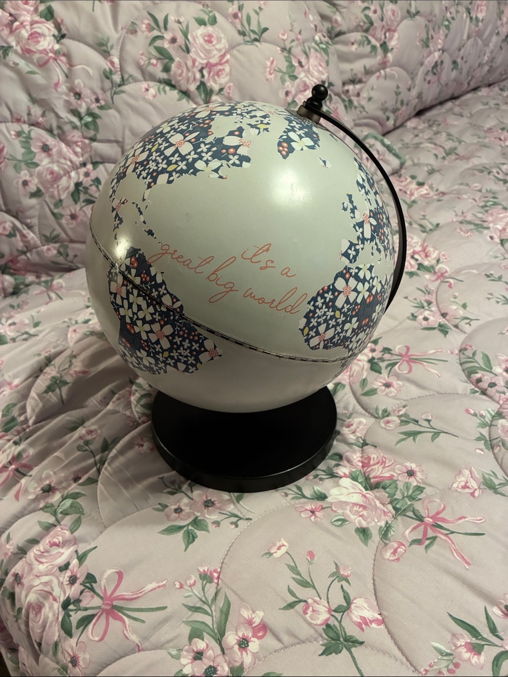 Decorative Floral Globe Accent in White and Navy w/Saying-It’s a Great Big Word